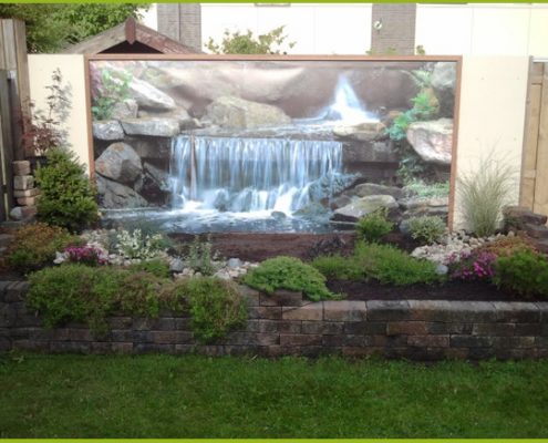 Gartenbanner mit Wasserfallblick